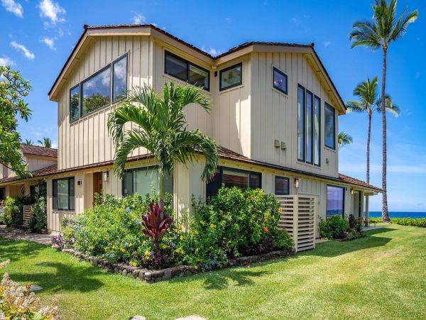 Charming Lahaina Oceanfront Vacation Town Home