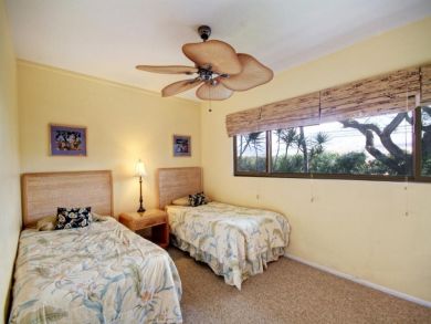 Guest bedroom with twin beds