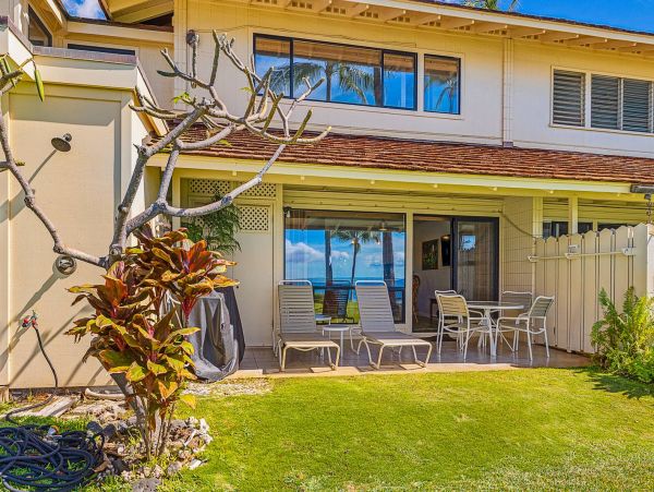 Two Bedroom Beach Townhome with Community Pool & Tennis Court