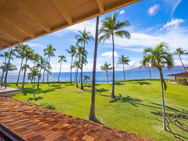 Two Bedroom Beach Townhome with Community Pool & Tennis Court