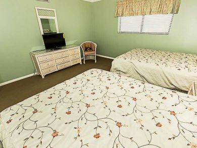Destin Vacation Beach Condo Sleeps Eight Guests - Gulf Views