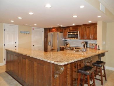 Fully equipped kitchen with breakfast bar