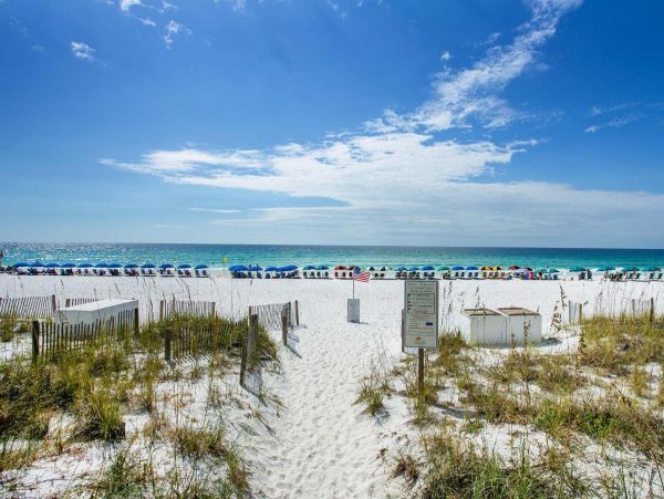 Beachfront Two Bedroom Vacation Condo in Destin