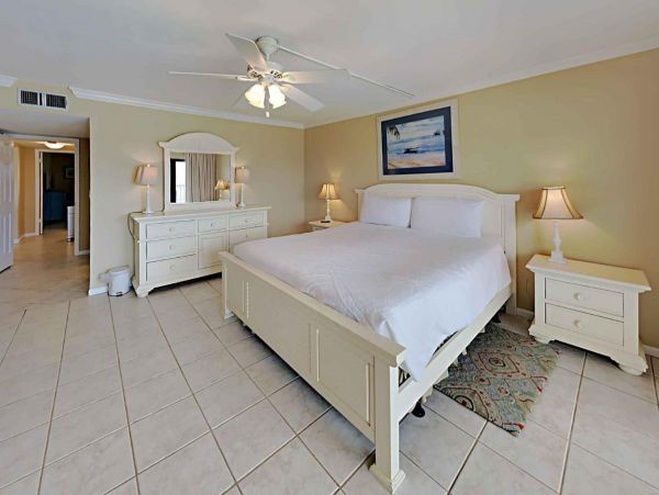 Beachfront Two Bedroom Vacation Condo in Destin