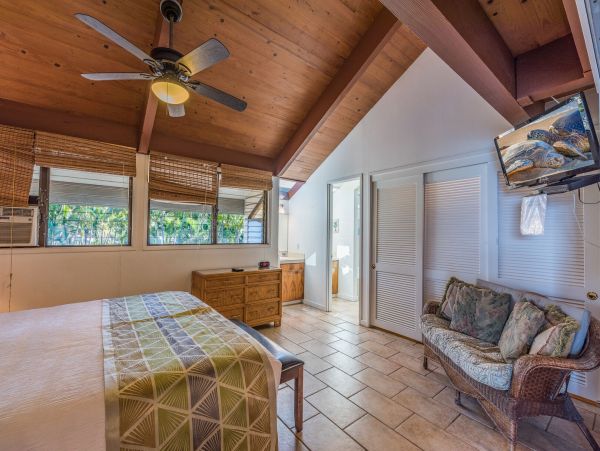 West Maui Rental in Boutique Beachfront Complex.