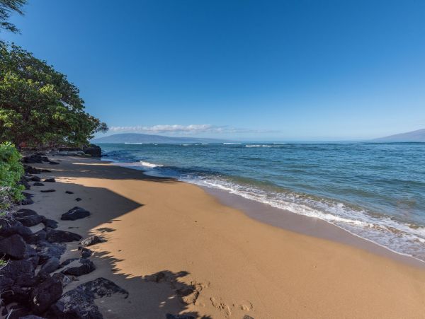 West Maui Rental in Boutique Beachfront Complex.