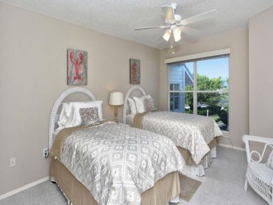 Guest bedroom with twin beds