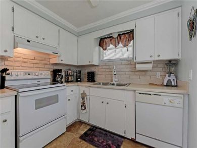 Brandenton Beach Vacation Condo Sleeps Four Guests.