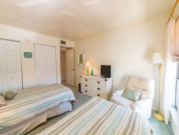Anna Maria Two Bedroom Condo Right Across from Beach