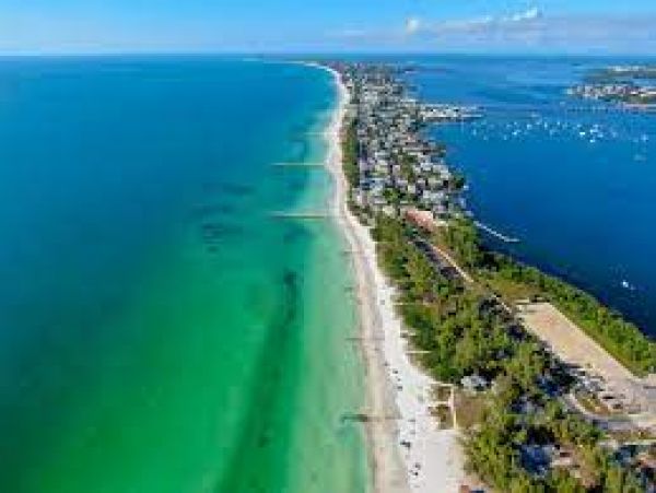 Anna Maria Two Bedroom Condo Right Across from Beach