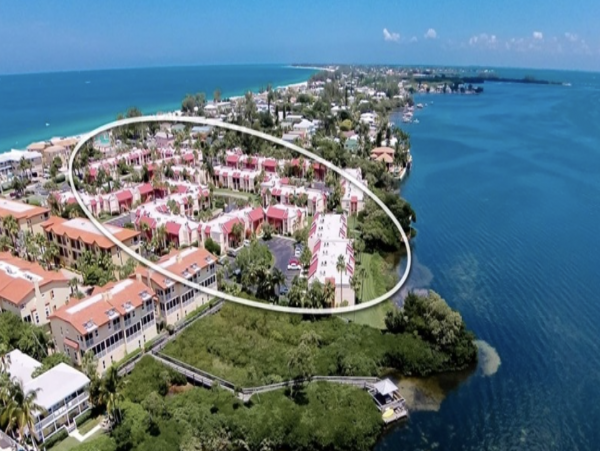 Anna Maria Two Bedroom Condo Right Across from Beach