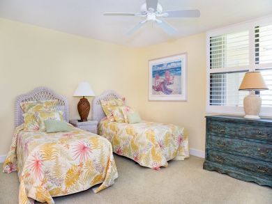 Bedroom 2 with twin beds