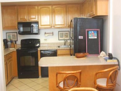 Fully equipped kitchen with breakfast bar