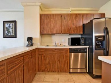 Lahaina Luxury Vacation Rental Condo One Bedroom Sleeps Four
