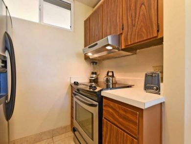 Lahaina Luxury Vacation Rental Condo One Bedroom Sleeps Four