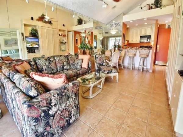 Lahaina One Bedroom Condo Sleeps Five Guests