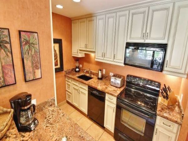 Lahaina One Bedroom Condo Sleeps Five Guests