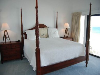 Guest bedroom with queen bed Guest bedroom with queen bed