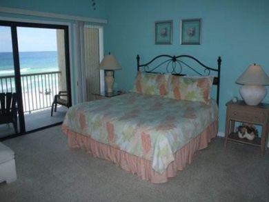 Guest bedroom with queen bed