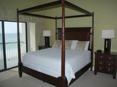 Guest bedroom with queen bed