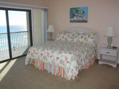 Guest bedroom with queen bed Guest bedroom with queen bed
