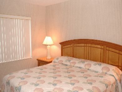 Master bedroom with queen bed Master bedroom with queen bed