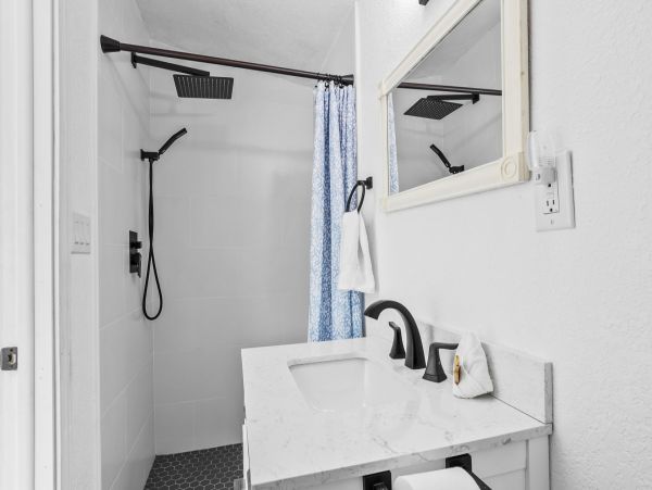 Bradenton Beach Vacation Rental Value Priced! Three Bedroom Cottage