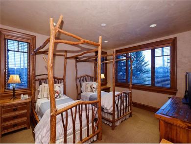 Bedroom 5 with twin beds