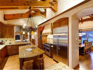 Kitchen with breakfast bar