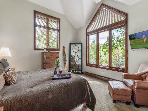 Walk to Ski Slopes Four Bedroom Luxury Townhome in Arrowhead