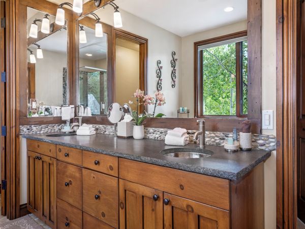Walk to Ski Slopes Four Bedroom Luxury Townhome in Arrowhead