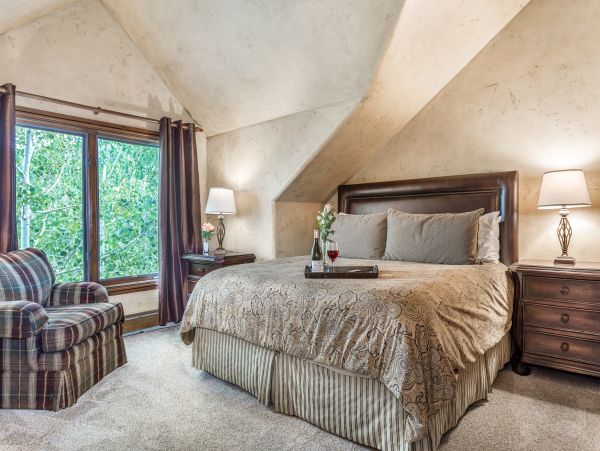 Walk to Ski Slopes Four Bedroom Luxury Townhome in Arrowhead