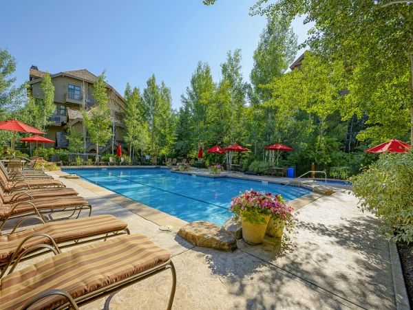Walk to Ski Slopes Four Bedroom Luxury Townhome in Arrowhead
