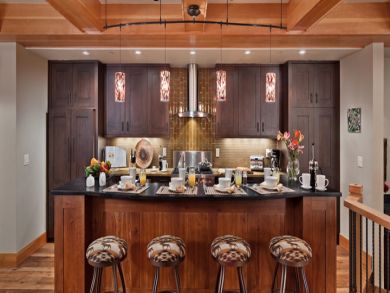 Full kitchen with breakfast bar