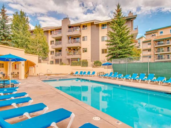 Three Bedroom Vacation Condo in Avon Sleeps Nine Guests