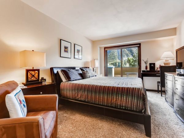 Beautiful Avon Condo with Mountain Views Walk to Lift
