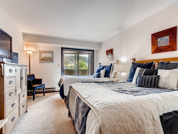 Beautiful Avon Condo with Mountain Views Walk to Lift
