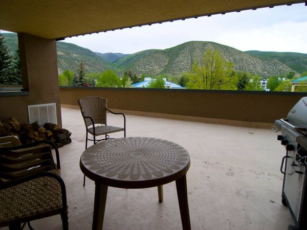 Beautiful Avon Condo with Mountain Views Walk to Lift