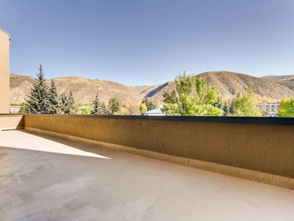 Beautiful Avon Condo with Mountain Views Walk to Lift