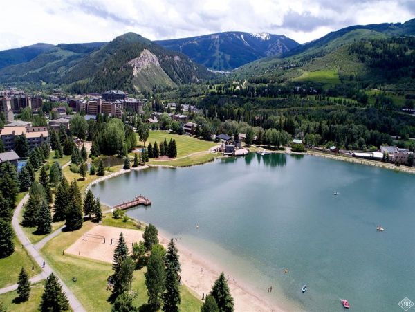 Beautiful Avon Condo with Mountain Views Walk to Lift