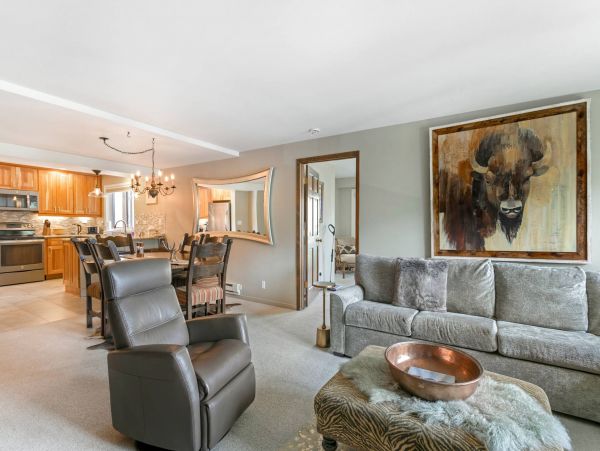 Avon Accommodation Walking Distance to Riverfront Gondola