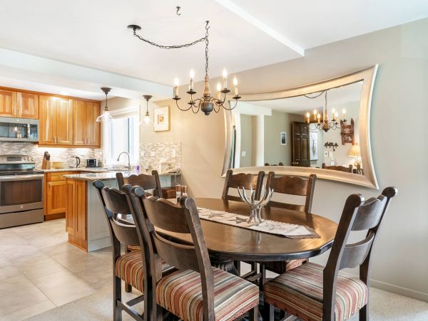 Avon Accommodation Walking Distance to Riverfront Gondola