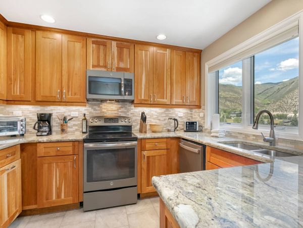 Avon Accommodation Walking Distance to Riverfront Gondola