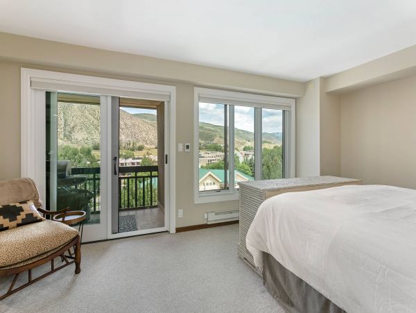 Avon Accommodation Walking Distance to Riverfront Gondola
