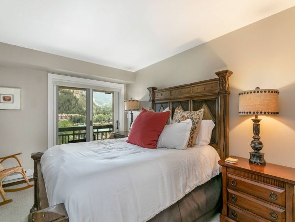 Avon Accommodation Walking Distance to Riverfront Gondola