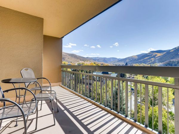 Avon Accommodation Walking Distance to Riverfront Gondola