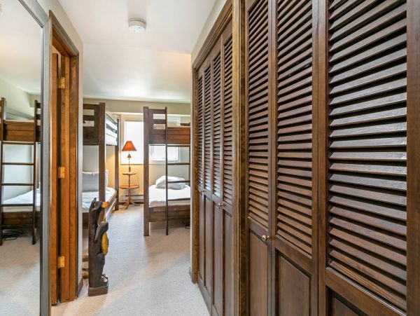 Avon Accommodation Walking Distance to Riverfront Gondola