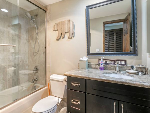 Avon Accommodation Walking Distance to Riverfront Gondola