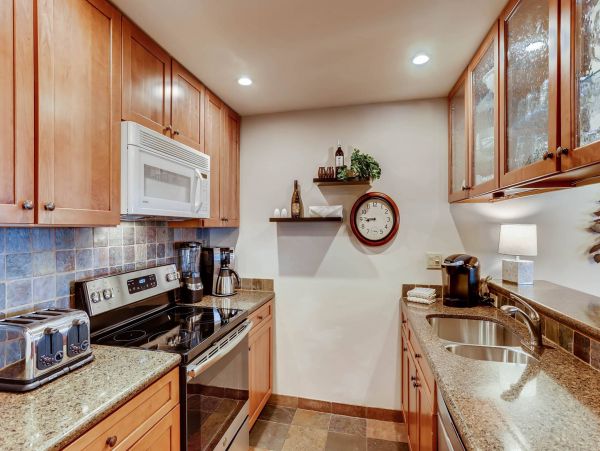 Beautiful Avon Condo with Mountain Views Walk to Lift