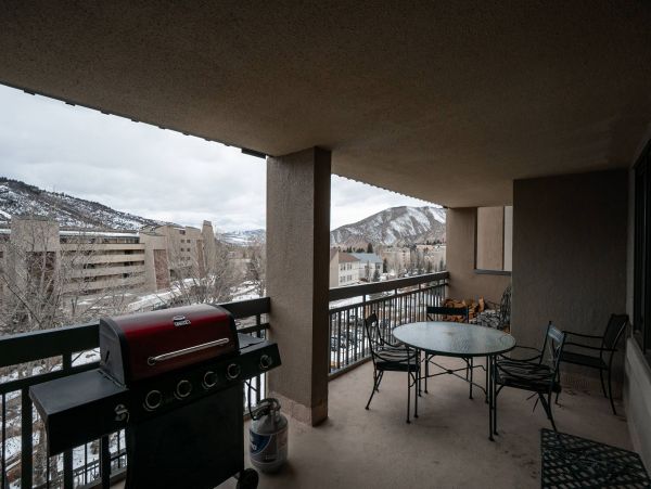 Beautiful Avon Condo with Mountain Views Walk to Lift